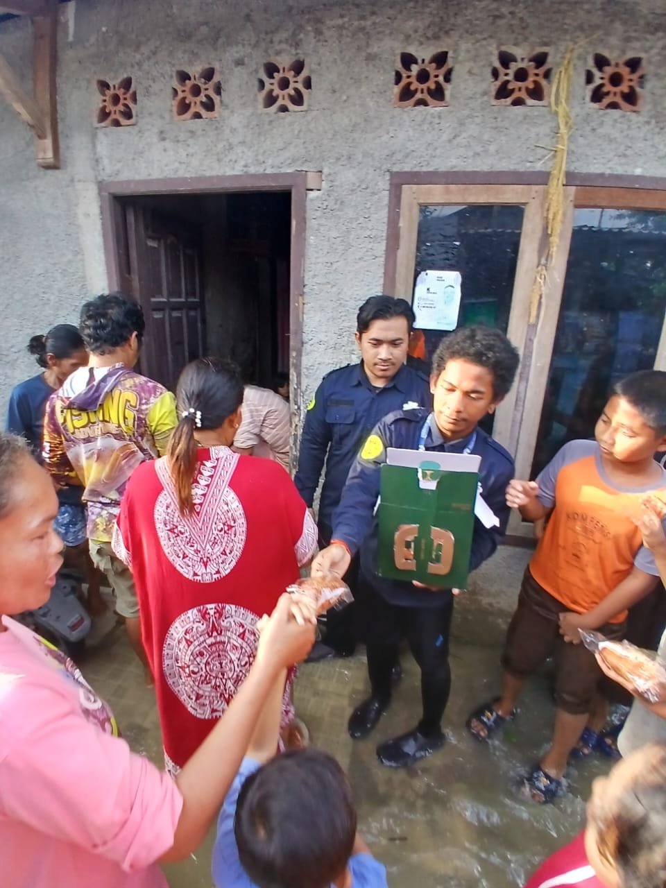 Team Rescue Sahabat Yatim bergerak cepat menyalurkan bantuan pangan darurat bagi warga yang terdampak banjir di Desa Sukajadi. FOTO: Lembaga Sahabat Yatim