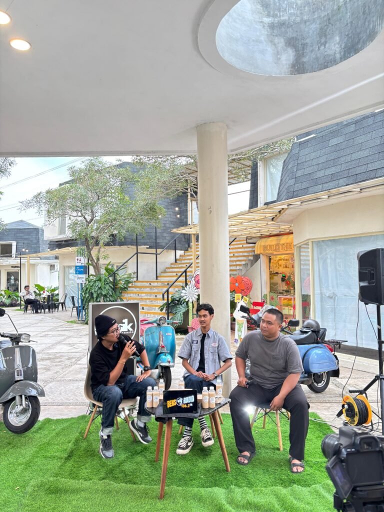 Semangat kebersamaan menyelimuti pertemuan antara platform kolektif Aftertalk dan komunitas Universitas Pamulang Scooter (UPS). FOTO : Henny06-PBMI