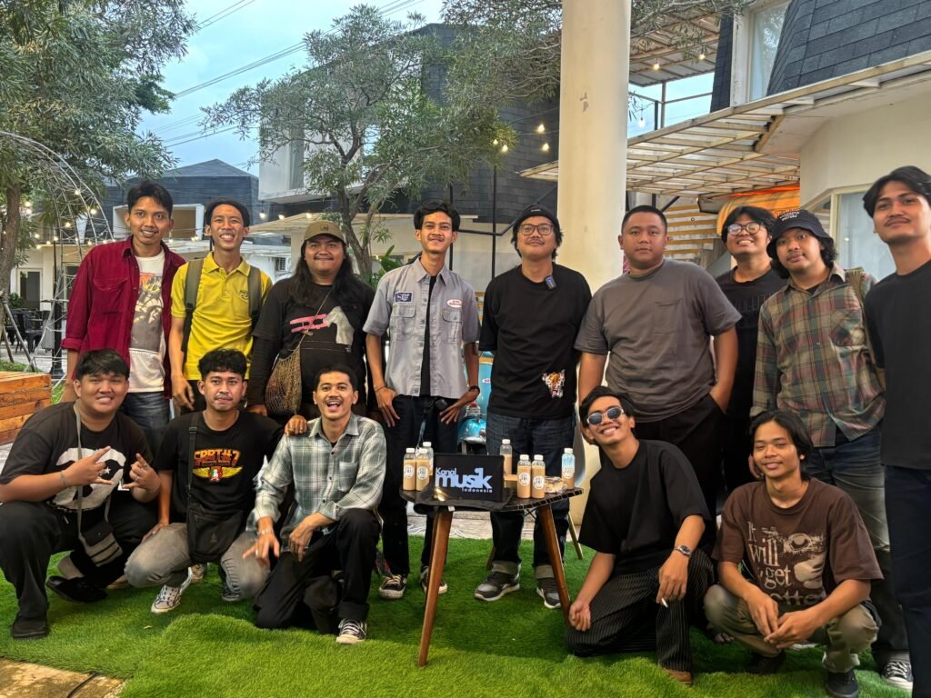 Semangat kebersamaan menyelimuti pertemuan antara platform kolektif Aftertalk dan komunitas Universitas Pamulang Scooter (UPS). FOTO : Henny06-PBMI