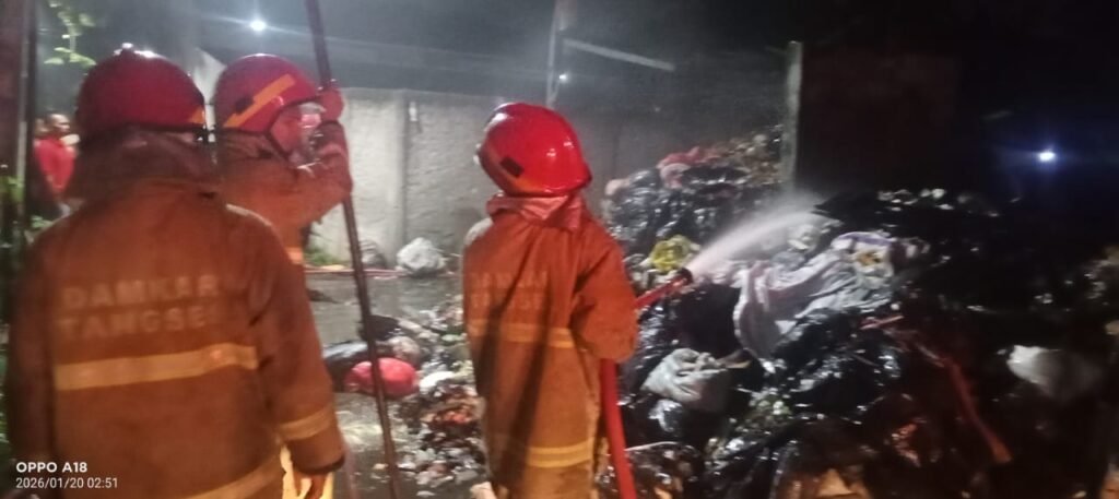 Kobaran api yang melanda area pembuangan sampah di Gang Damai Rawa, Kelurahan Mekar Jaya, Kecamatan Serpong, pada Selasa dini hari (20/1/2026). FOTO : DAMKAR TANGSEL