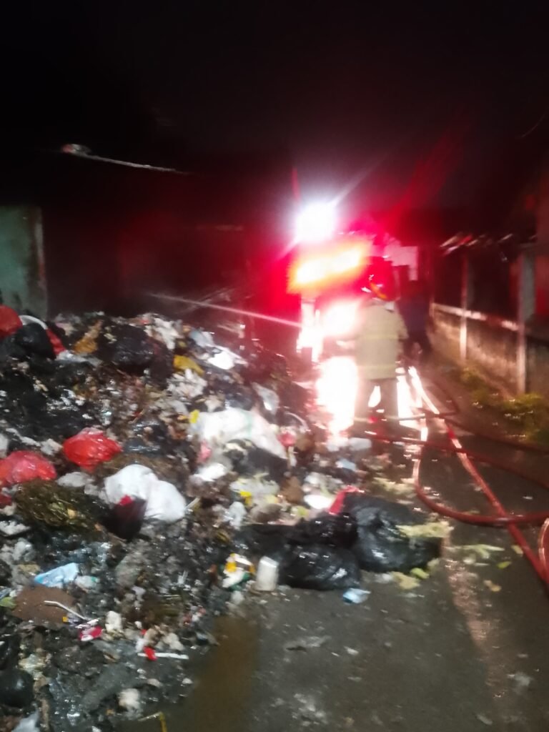 Kobaran api yang melanda area pembuangan sampah di Gang Damai Rawa, Kelurahan Mekar Jaya, Kecamatan Serpong, pada Selasa dini hari (20/1/2026). FOTO : DAMKAR TANGSEL