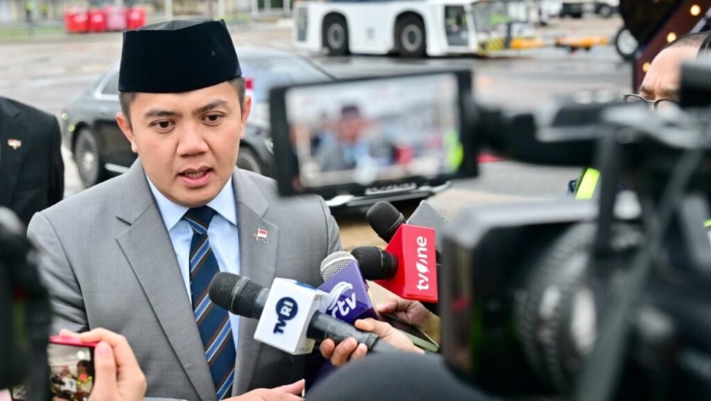 Sekretaris Kabinet, Teddy Indra Wijaya menyampaikan keterangannya kepada awak media di London, Inggris, pada Rabu, 21 Januari 2026. Foto: BPMI Setpres