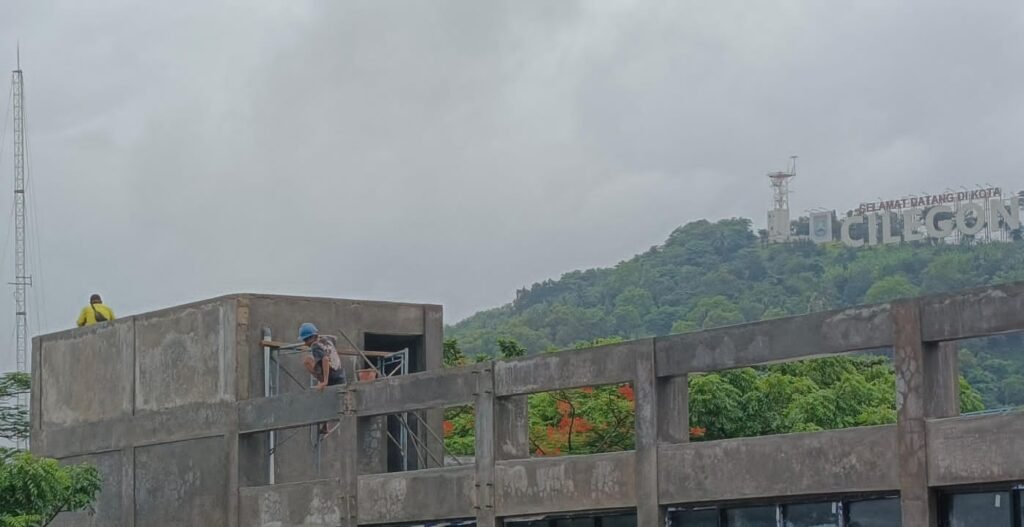 Pelaksanaan proyek di kawasan Terminal Terpadu Merak (TTM), Pelabuhan Merak. FOTO : Budi05/portalbmi.id