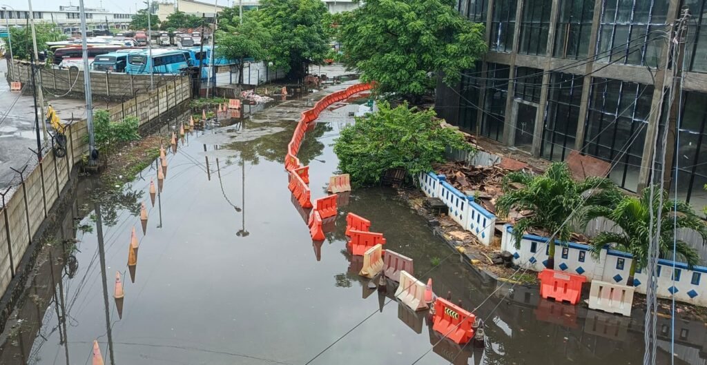 Genangan air menutup sebagian akses jalan di dalam terminal, sehingga menghambat aktivitas kendaraan. FOTO : Budi05/portalbmi.id