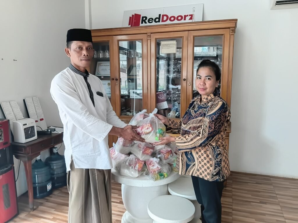 Bantuan Jumat berkah diserahkan langsung oleh Ana kepada ketua RT 02/07 Hermansyah. FOTO : Budi05/portalbmi.id