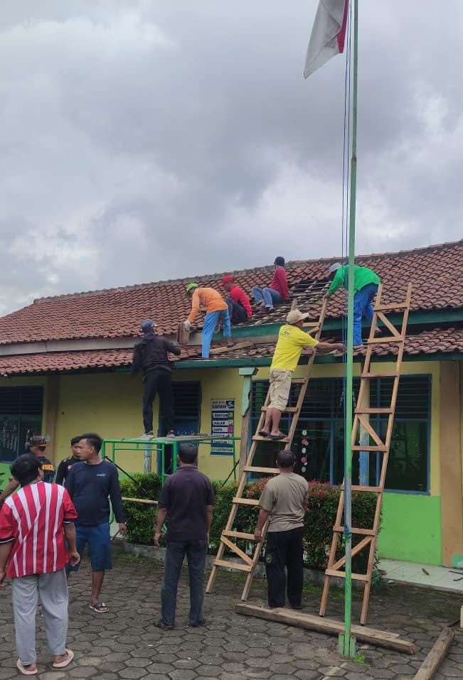 Kegiatan gotong royong rehabilitasi atap ruang kelas yang mengalami kerusakan berat, Sabtu (24/1/2026). FOTO : Budi05/portalbmi.id