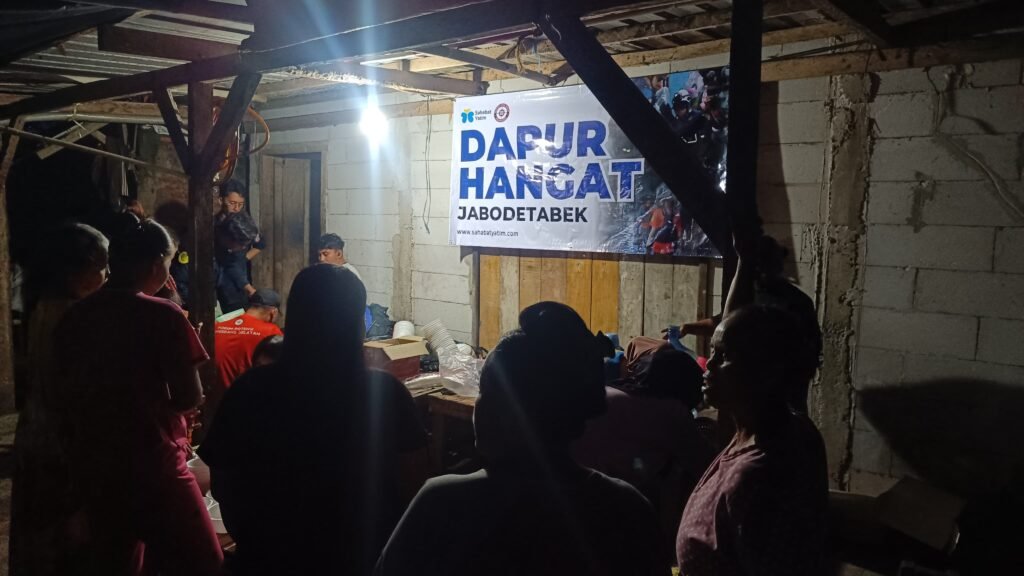 SYRN bergerak cepat memberikan bantuan kemanusiaan dengan mendirikan Dapur Hangat di Desa Sukajadi, Kecamatan Sukakarya, Sabtu (24/01/2026). FOTO : Aldiansyah/SYRN