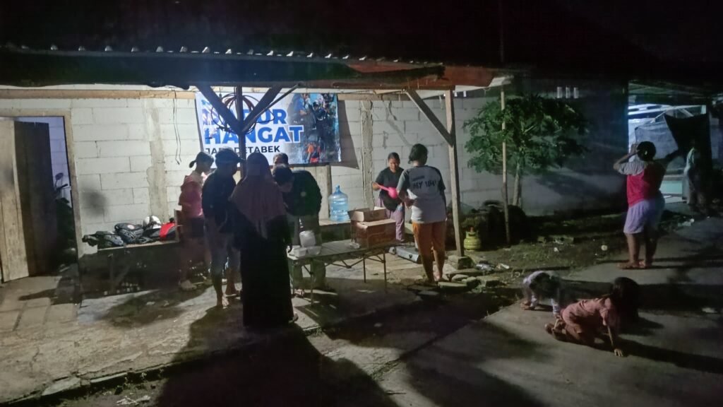 SYRN bergerak cepat memberikan bantuan kemanusiaan dengan mendirikan Dapur Hangat di Desa Sukajadi, Kecamatan Sukakarya, Sabtu (24/01/2026). FOTO : Aldiansyah/SYRN