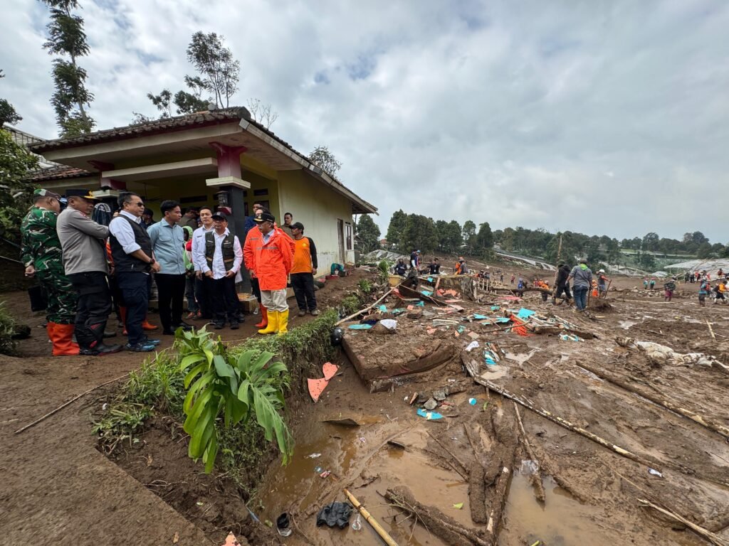 Gibran Rakabuming meninjau langsung lokasi bencana banjir bandang dan tanah longsor di Desa Pasirlangu, Kecamatan Cisarua, Kabupaten Bandung Barat. FOTO : BPMI Setpres
