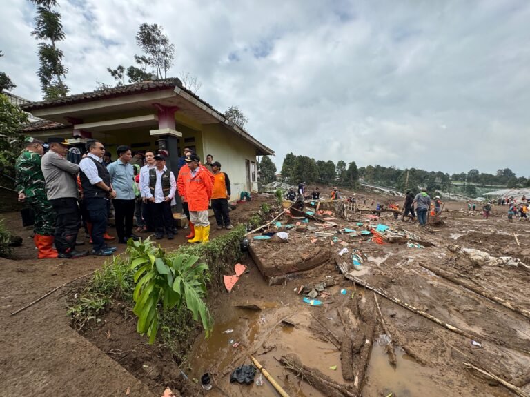 Gibran Rakabuming meninjau langsung lokasi bencana banjir bandang dan tanah longsor di Desa Pasirlangu, Kecamatan Cisarua, Kabupaten Bandung Barat. FOTO : BPMI Setpres