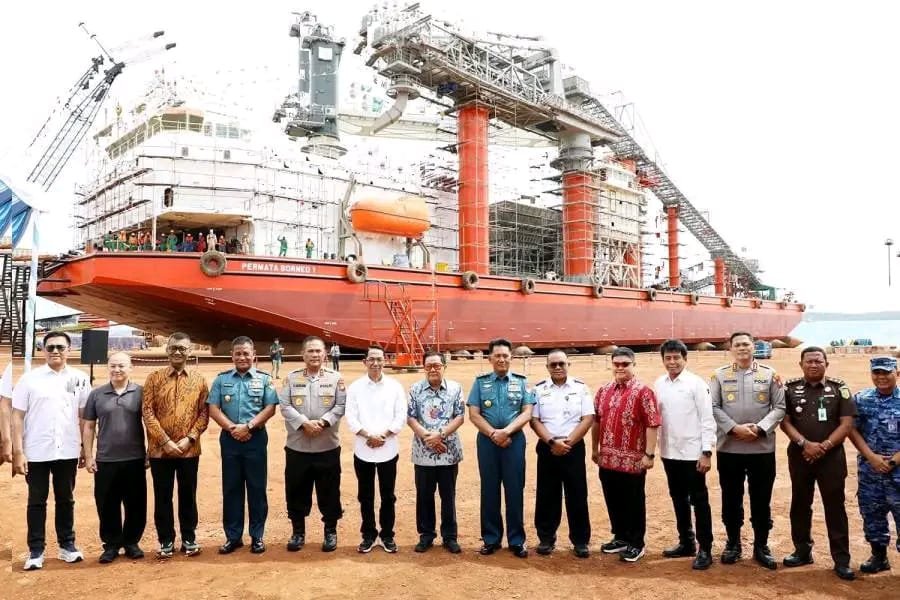 Walikota Batam Amsakar Achmad, menghadiri peluncuran kapal tipe Floating Landing Facility (FLF) Permata Borneo 1 di Galangan PT Bahtera Bahari Shipyard. FOTO: PORTALBMI.ID