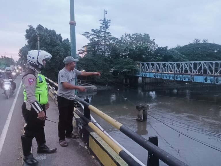 Seorang pria dilaporkan hilang terseret arus di aliran Cengkareng Drain, Kedaung Kali Angke, Kecamatan Cengkareng, Jakarta Barat pada Rabu (28/01/2026). FOTO: Henny06/portalbmi.id