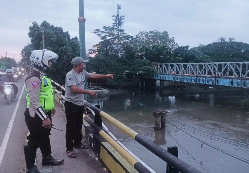 Seorang pria dilaporkan hilang terseret arus di aliran Cengkareng Drain, Kedaung Kali Angke, Kecamatan Cengkareng, Jakarta Barat pada Rabu (28/01/2026). FOTO: Henny06/portalbmi.id