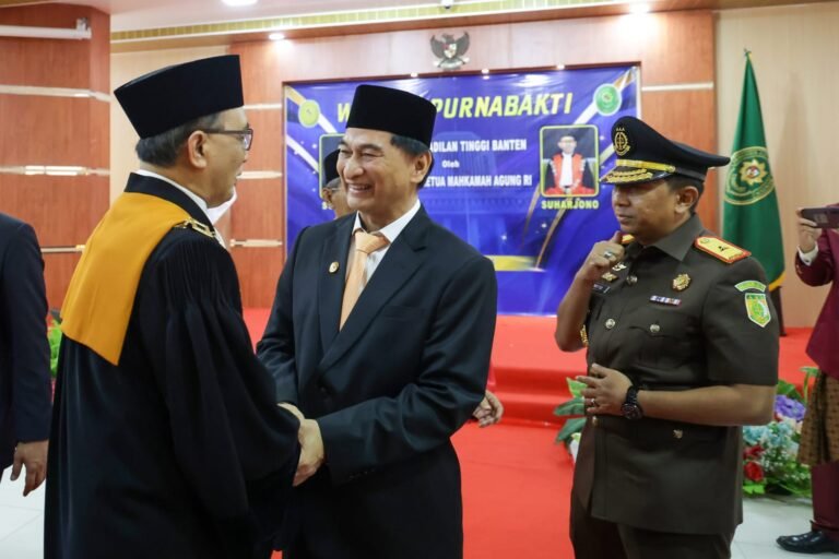 Achmad Dimyati Natakusumah mengapresiasi pengabdian Ketua Pengadilan Tinggi Banten Suharjono yang memasuki masa pensiun. FOTO:BP Setda Banten