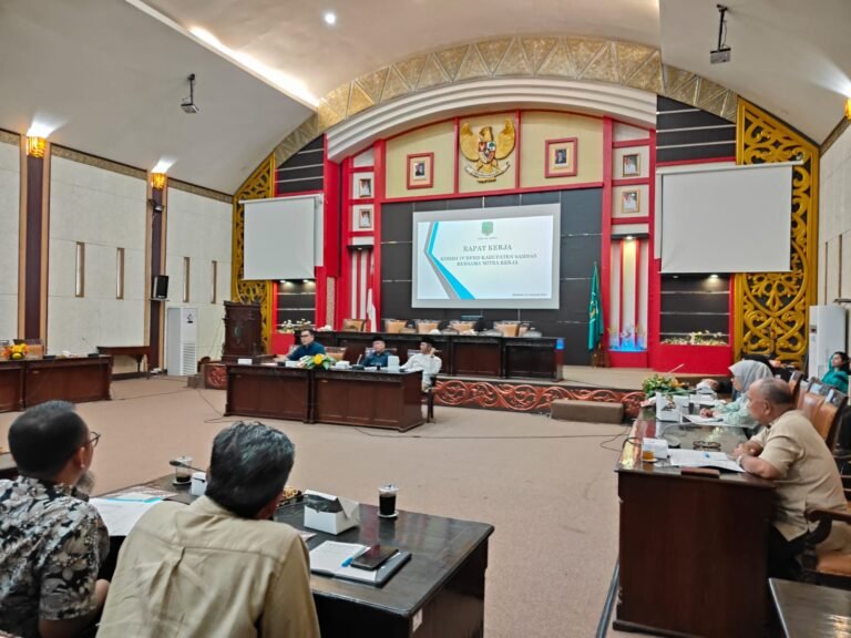 Komisi IV DPRD Kabupaten Sambas menggelar rapat kerja bersama mitra kerja terkait penggajian serta status jabatan Guru PPPK Paruh Waktu. FOTO: Nop06/ portalbmi.id