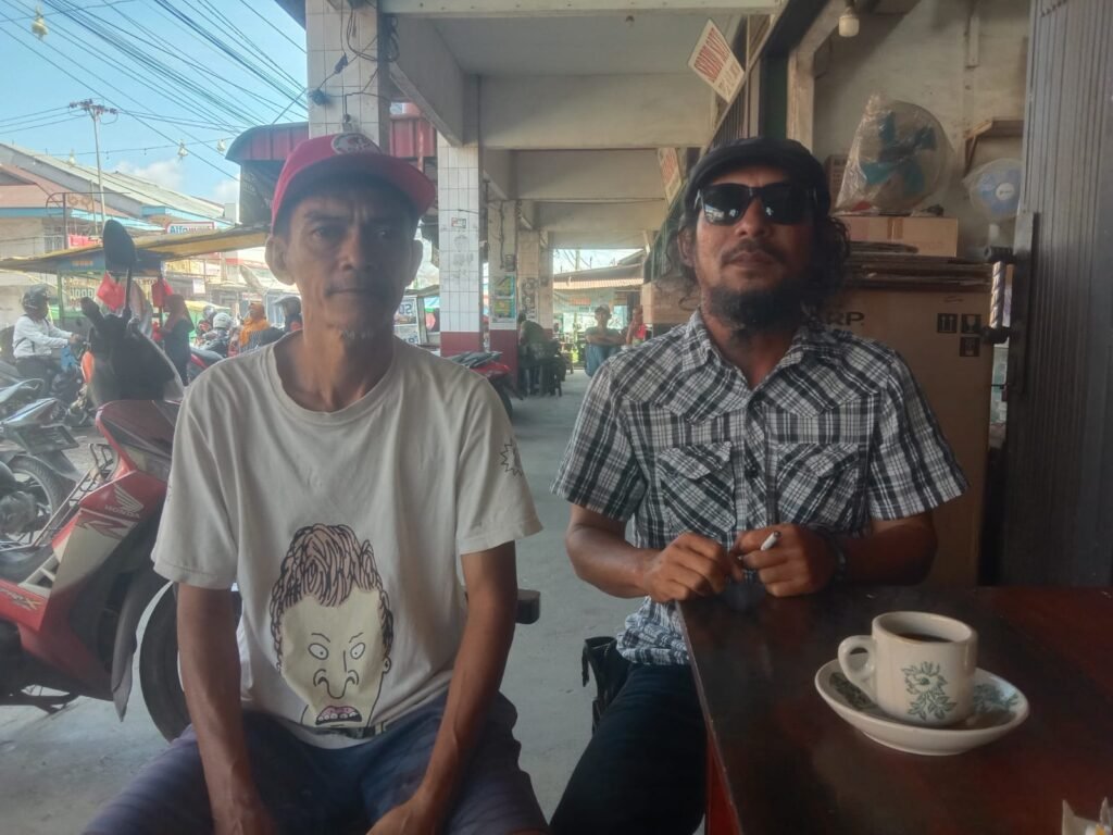 Masyarakat Desa Tebas Sungai, Kecamatan Tebas, mengeluhkan semakin sulitnya mendapatkan gas LPG 3 kilogram bersubsidi. FOTO: N0p06/ portalbmi.id