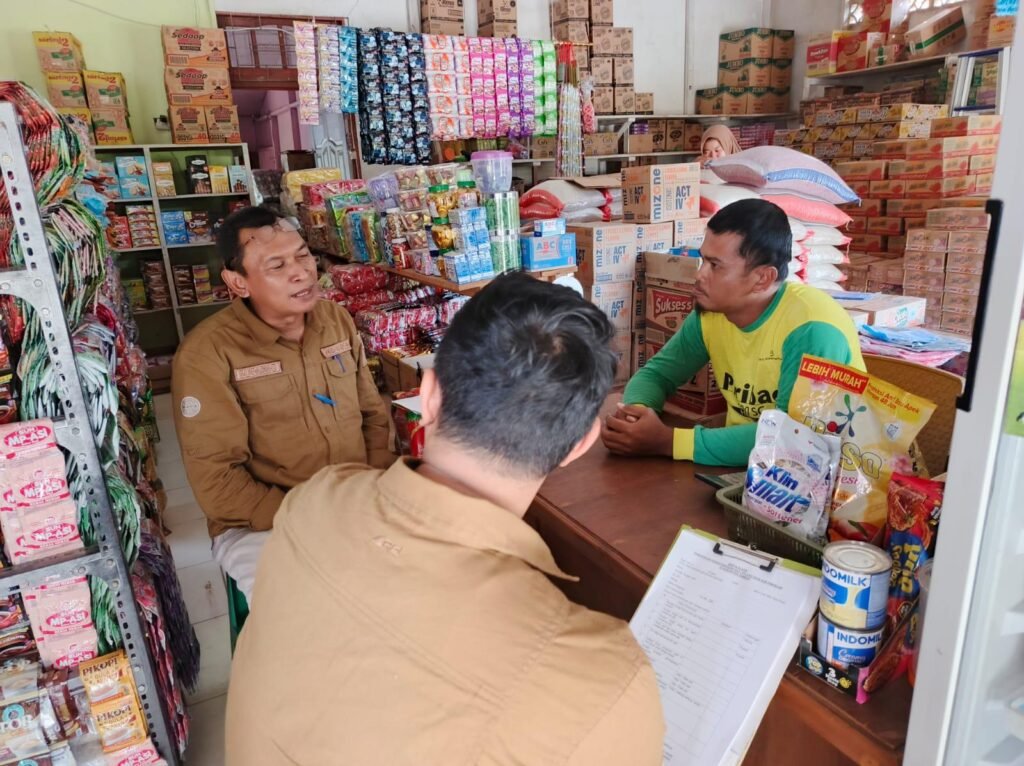 Diskumindag Kabupaten Sambas melalui Bidang Perdagangan memastikan distribusi tepat sasaran|Foto: Nop07/portalbmi.id