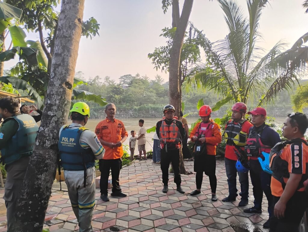 Tim SAR Gabungan Tangerang Selatan melakukan penebalan pencarian dengan menyisir area yang lebih luas di wilayah Tangerang Selatan. FOTO: Riko hardiyansah