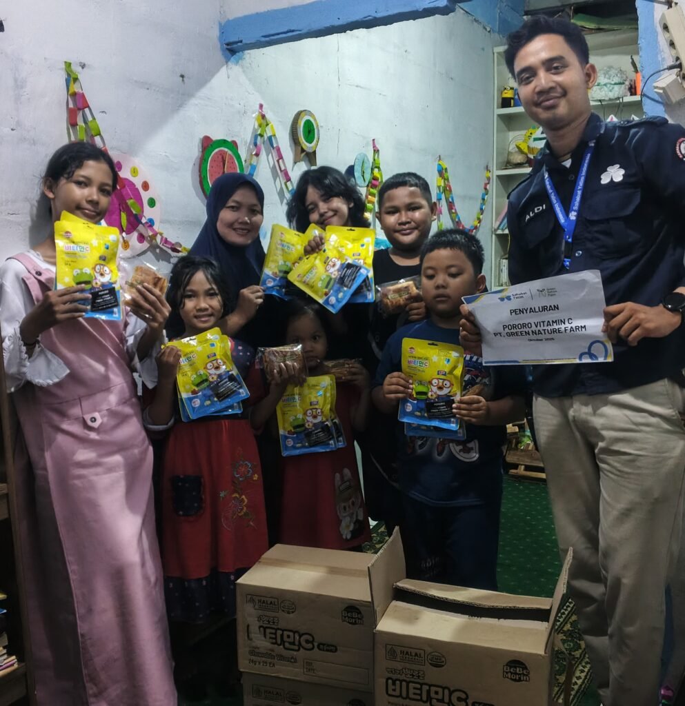 Aldy selaku Relawan dari Sahabat Yatim untuk menyalurkan "Berbagi Roti Lezat Bergizi" kepada adik adik di TBM Baung. FOTO: Henny06-PBMI