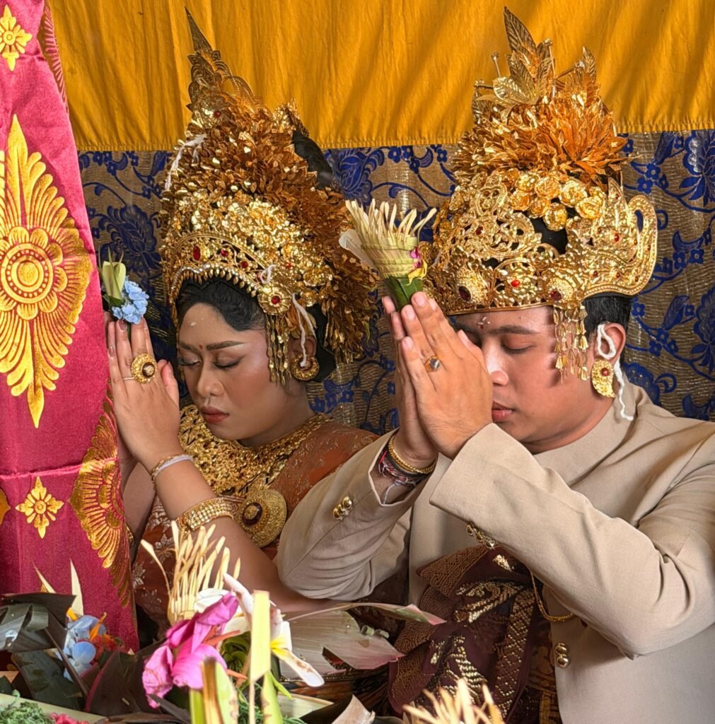 Pawiwahan Bali, Cinta yang Menjelma dalam Simfoni Adat dan Spiritualitas. FOTO: Ayu05-PBMI