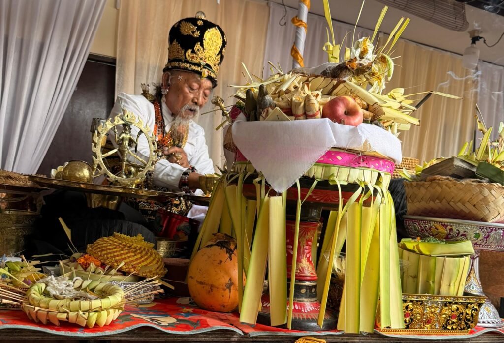 Pawiwahan Bali, Cinta yang Menjelma dalam Simfoni Adat dan Spiritualitas. FOTO: Ayu05-PBMI