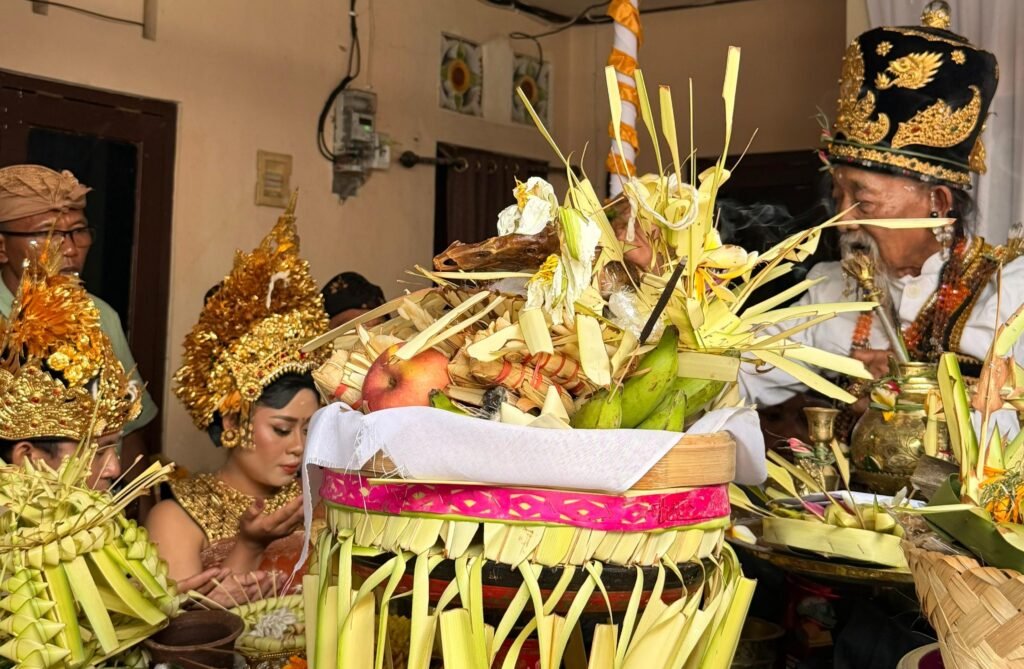 Pawiwahan Bali, Cinta yang Menjelma dalam Simfoni Adat dan Spiritualitas. FOTO: Ayu05-PBMI