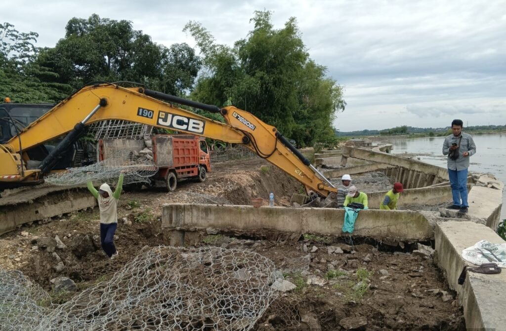 Proyek pelindung tebing Sungai Bengawan Solo di Desa Lebaksari, Kecamatan Baureno, Kabupaten Bojonegoro, tetap berjalan sesuai prosedur teknis dan kontrak yang berlaku. FOTO : portalbmi.id
