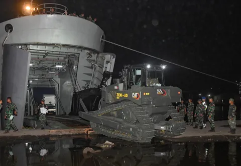 Almatzi bantuan dari Kepala Staf Angkatan Darat (Kasad) Jenderal TNI Maruli Simanjuntak tiba di Dermaga 202 Ujung Baru. PORTALBMI.ID