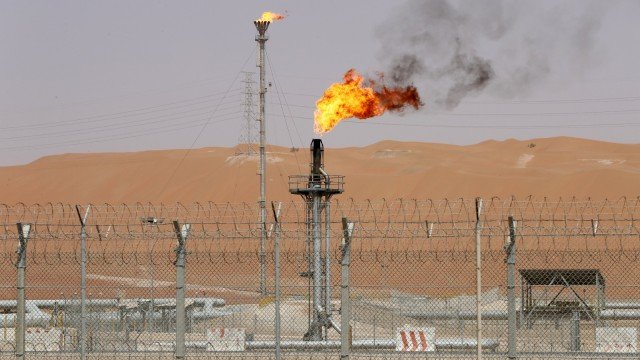 Kilang minyak Aramco di Arab Saudi. Foto: Reuters/Ahmed Jadallah/File Photo/File Photo