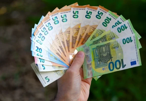 Ilustrasi mata uang Euro. Foto: Michael Derrer Fuchs/Shutterstock