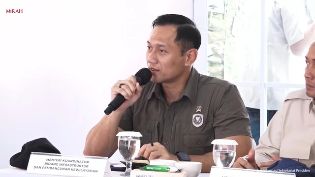 Menko Infrastruktur dan Pembangunan Kewilayahan, Agus Harimurti Yudhoyono (AHY), mengikuti rapat koordinasi dengan presiden Prabowo di Aceh Tamiang, 1 Januari 2026. Foto: Biro Pers Sekretariat Presiden