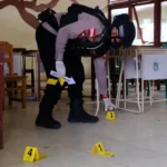 Personel Den Gegana Sat Brimob Polda Kalbar melakukan olah Tempat Kejadian Perkara (TKP) di ruang kelas SMPN 3, Sungai Raya, Kabupaten Kubu Raya, Selasa (3/2/2026). Foto: Jessica Helena Wuysang
