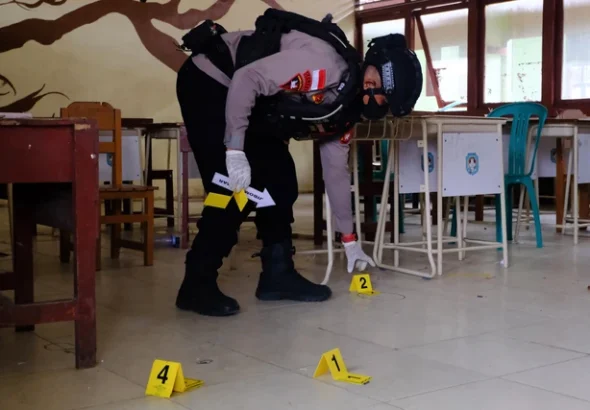 Personel Den Gegana Sat Brimob Polda Kalbar melakukan olah Tempat Kejadian Perkara (TKP) di ruang kelas SMPN 3, Sungai Raya, Kabupaten Kubu Raya, Selasa (3/2/2026). Foto: Jessica Helena Wuysang