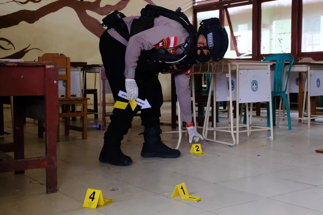 Personel Den Gegana Sat Brimob Polda Kalbar melakukan olah Tempat Kejadian Perkara (TKP) di ruang kelas SMPN 3, Sungai Raya, Kabupaten Kubu Raya, Selasa (3/2/2026). Foto: Jessica Helena Wuysang