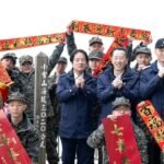 Presiden Lai Ching-te (tengah) mengucapkan Selamat Tahun Kuda kepada masyarakat Taiwan di Stasiun Radar Xiaoxueshan, Taichung, Minggu. (Sumber Foto : Kantor Kepresidenan)