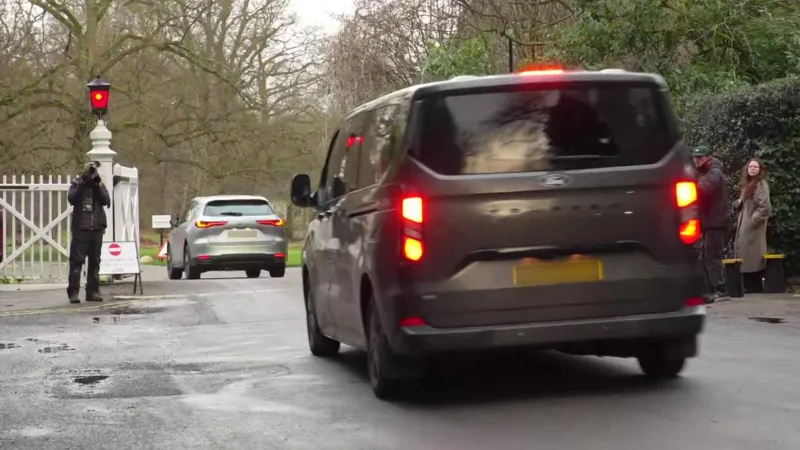 Sejumlah kendaraan tanpa tanda pengenal tiba di Royal Lodge pada hari Jumat.