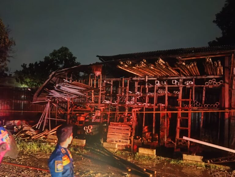 Insiden kebakaran (Jaya 65) menghanguskan Toko Bangunan Berkah di Pamulang. FOTO: Riko Hardiansyah (Relawan Damkar)