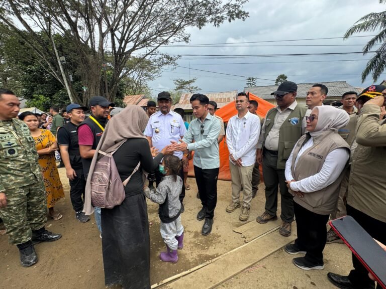Presiden (Wapres) Gibran Rakabuming meninjau langsung pembangunan huntara di Kabupaten Aceh Tamiang, Jumat (30/01/2026). FOTO: BPMI Setpres