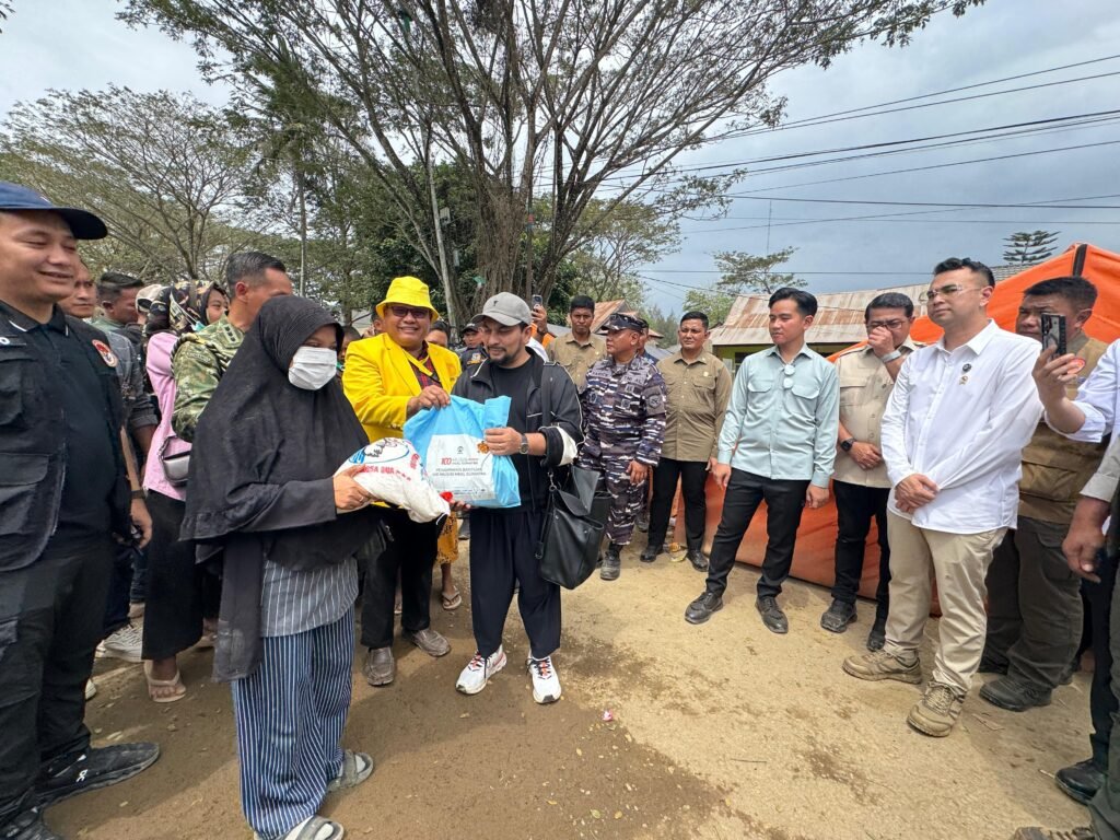 Presiden (Wapres) Gibran Rakabuming meninjau langsung pembangunan huntara di Kabupaten Aceh Tamiang, Jumat (30/01/2026). FOTO: BPMI Setpres