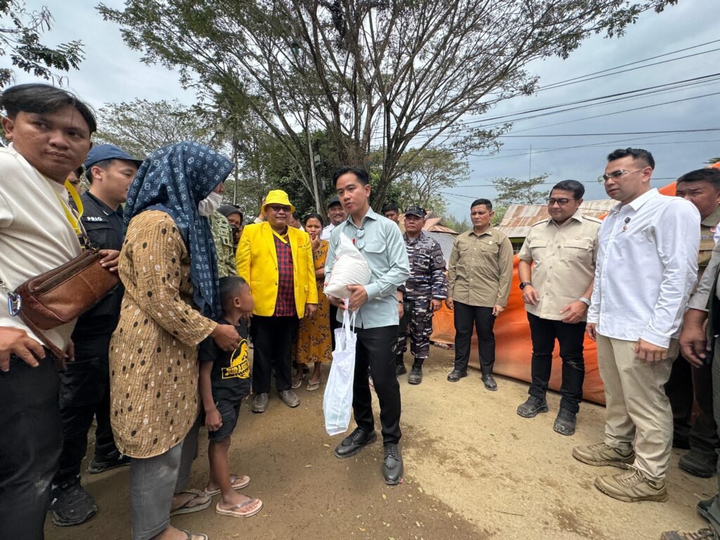Presiden (Wapres) Gibran Rakabuming meninjau langsung pembangunan huntara di Kabupaten Aceh Tamiang, Jumat (30/01/2026). FOTO: BPMI Setpres