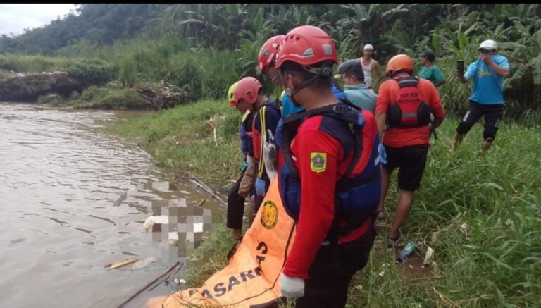 Proses evakuasi dilakukan di bawah koordinasi BPBD Kota Bogor dan BASARNAS Pos Bogor. FOTO: Riko Relawan Damkar Tangsel