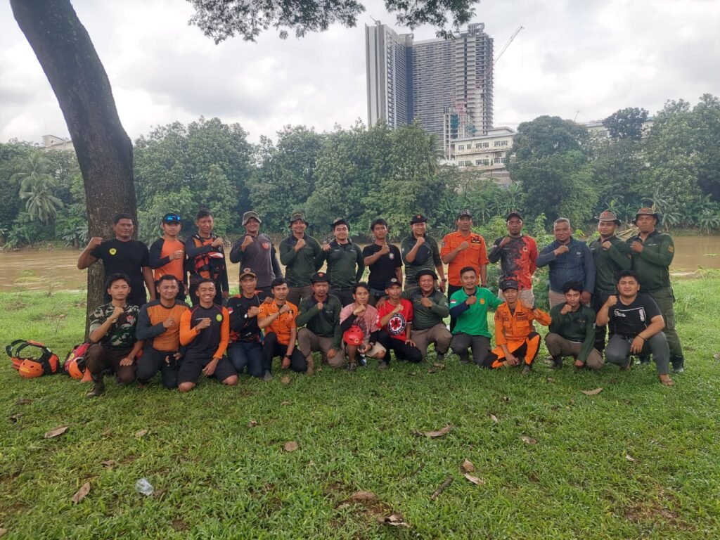 Tim SAR Gabungan dari Tangerang Selatan melakukan penebalan personel guna memperluas area pencarian. FOTO: Riko Relawan Damkar