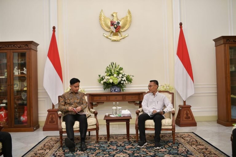 Gibran Rakabuming menerima audiensi Ikatan Mahasiswa Sumatra Utara (IMSU) di Istana Wakil Presiden, Jakarta, Kamis (05/02/2026). FOTO: BPMI Setpres