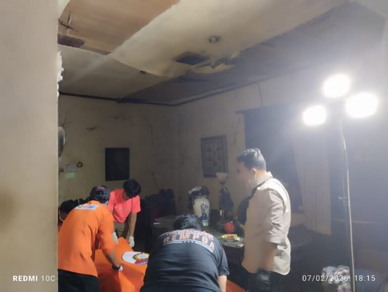 Penemuan jenazah seorang pria di dalam rumahnya pada Sabtu (7/2/2026) jam 17:10 WIB. FOTO: Henny06/portalbmi.id