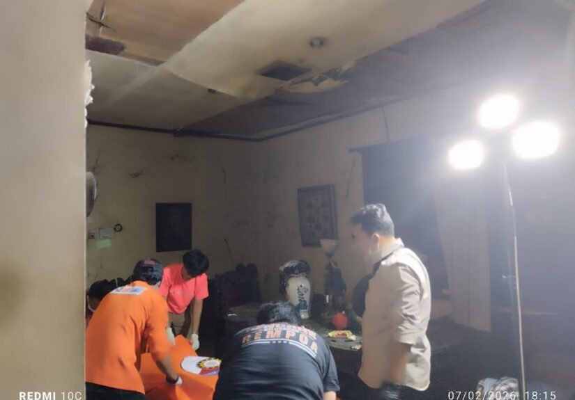 Penemuan jenazah seorang pria di dalam rumahnya pada Sabtu (7/2/2026) jam 17:10 WIB. FOTO: Henny06/portalbmi.id