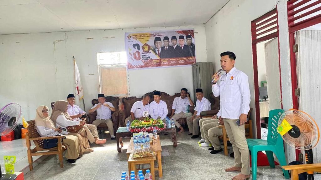 Ketua DPC Partai Gerindra Kabupaten Sambas, H. Abu Bakar, S.Pd.I., bersama Wakil Ketua DPC Kaltin, S.Pd., M.E., dalam HUT GERINDRA Ke 18. FOTO: Nop06/ portalbmi.id