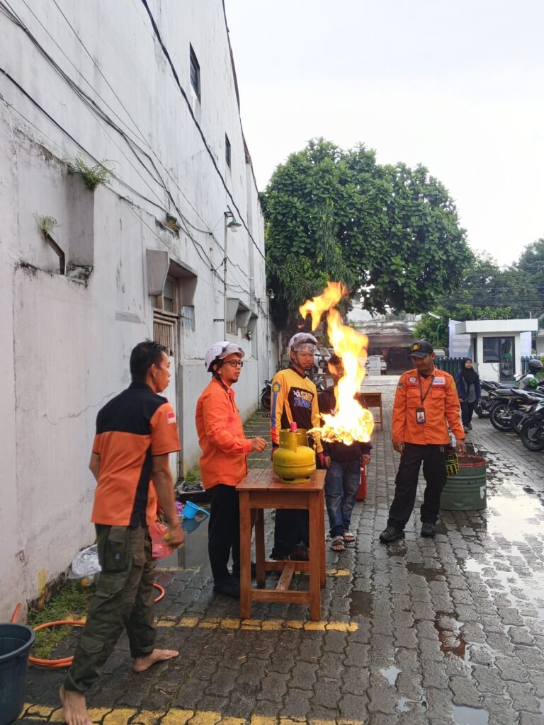 Puluhan pemuda berkumpul di Masjid Arrahmah, Rempoa, pada Sabtu (7/2) siang untuk mengikuti pelatihan "Pemuda Siaga Bencana 2026". FOTO: Henny06/portalbmi.id