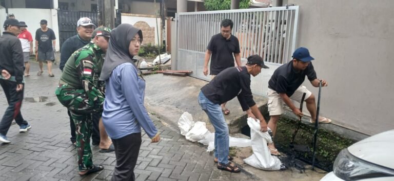 Giat kerjabakti RW 11 komplek puri megah, FOTO: portalbmi.id