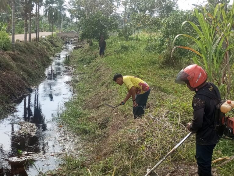 Warga Dusun Mulyorejo, Desa Limbung, Kecamatan Sungai Raya, Kabupaten Kubu Raya, menggelar gotong royong membersihkan lingkungan. FOTO: Firdaus06/ portalbmi.id