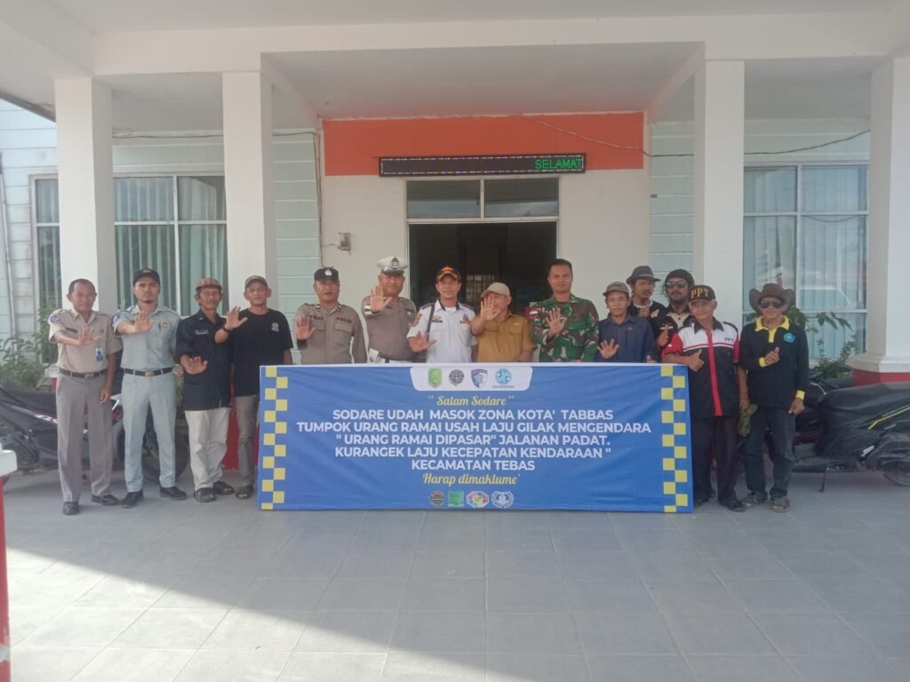 Pemasangan baliho himbauan keselamatan berlalu lintas, dalam rangka Operasi Keselamatan Kapuas 2026. Senin Sore, (9/2/2026). FOTO: NOP06/portalbmi.id